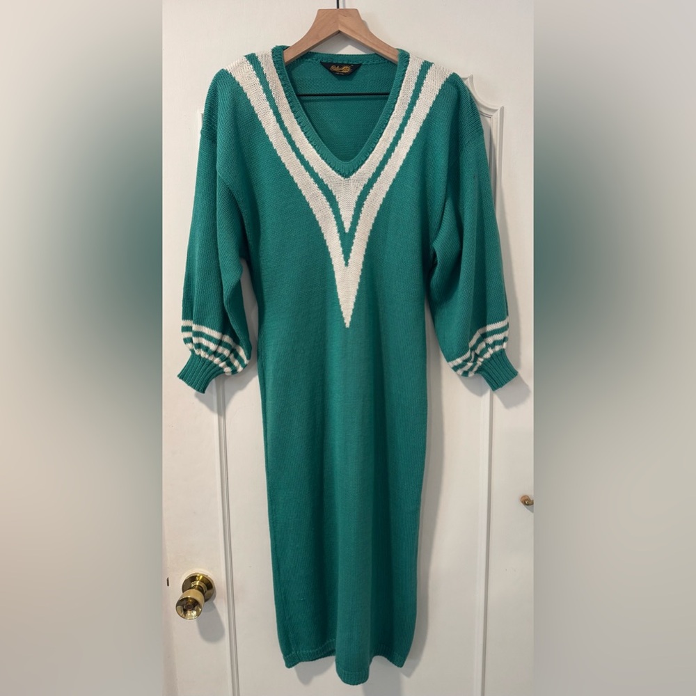 Vintage Teal and White V‑Neck Knit Dress